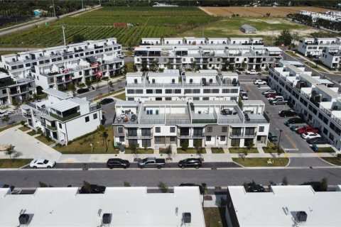 Снять в аренду таунхаус в Хомстед, Флорида 4 спальни, 129.88м2, № 1986738 - фото 9