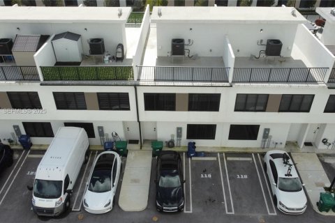 Снять в аренду таунхаус в Хомстед, Флорида 4 спальни, 129.88м2, № 1986738 - фото 5