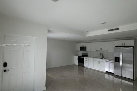 Снять в аренду таунхаус в Хомстед, Флорида 4 спальни, 129.88м2, № 1986738 - фото 11