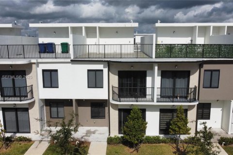 Снять в аренду таунхаус в Хомстед, Флорида 4 спальни, 129.88м2, № 1986738 - фото 2