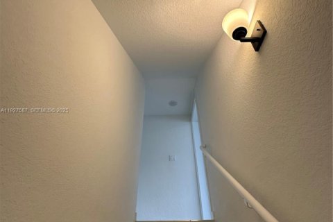 Снять в аренду таунхаус в Хомстед, Флорида 4 спальни, 129.88м2, № 1986738 - фото 30