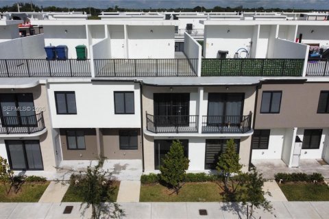 Снять в аренду таунхаус в Хомстед, Флорида 4 спальни, 129.88м2, № 1986738 - фото 1