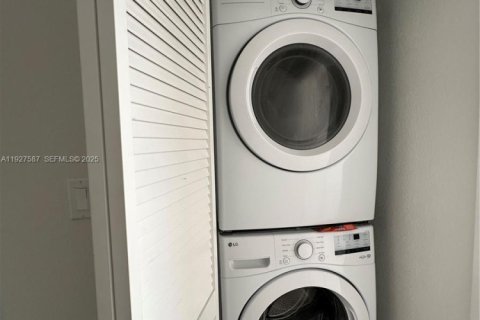 Снять в аренду таунхаус в Хомстед, Флорида 4 спальни, 129.88м2, № 1986738 - фото 20