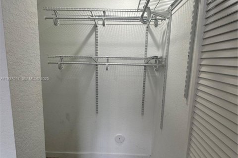 Снять в аренду таунхаус в Хомстед, Флорида 4 спальни, 129.88м2, № 1986738 - фото 17