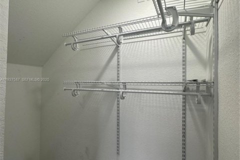 Снять в аренду таунхаус в Хомстед, Флорида 4 спальни, 129.88м2, № 1986738 - фото 18