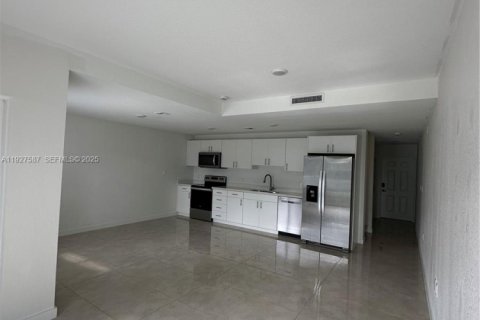 Снять в аренду таунхаус в Хомстед, Флорида 4 спальни, 129.88м2, № 1986738 - фото 12