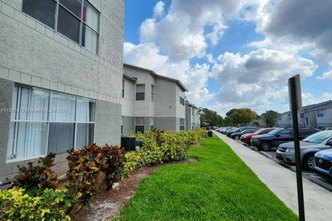 Condo in West Palm Beach, Florida, 2 bedrooms  № 1923802 - photo 13
