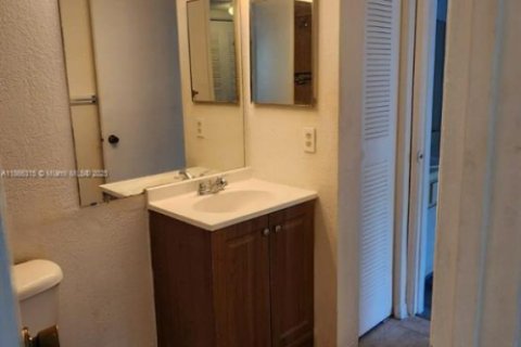 Condo in West Palm Beach, Florida, 2 bedrooms  № 1923802 - photo 9
