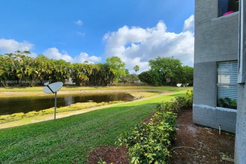Condo in West Palm Beach, Florida, 2 bedrooms  № 1923802 - photo 12