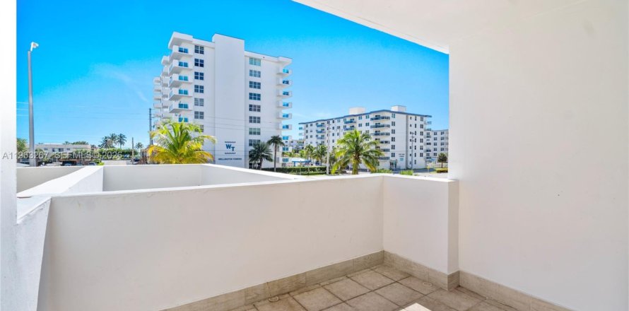 Кондоминиум с 2 спальнями в Холливуд, Флорида № 2025768