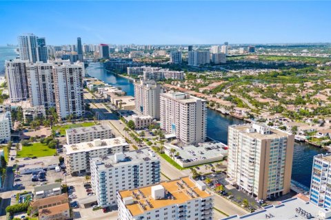 Купить кондоминиум в Холливуд, Флорида 2 спальни, 119.66м2, № 2025768 - фото 12