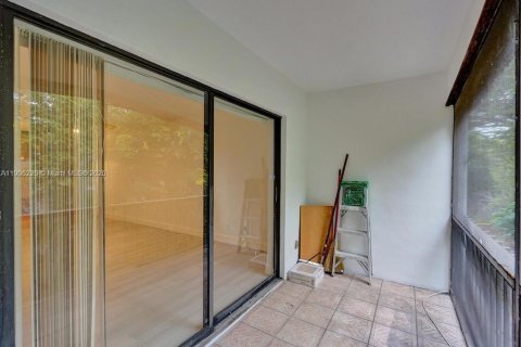 Condo in Oakland Park, Florida, 2 bedrooms № 1965784 - photo 17