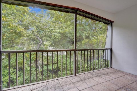 Condo in Oakland Park, Florida, 2 bedrooms № 1965784 - photo 15