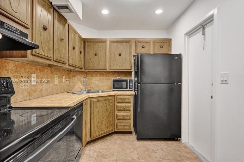 Condo in Oakland Park, Florida, 2 bedrooms № 1965784 - photo 3
