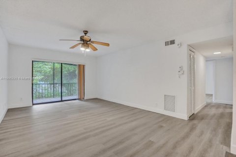 Condo in Oakland Park, Florida, 2 bedrooms № 1965784 - photo 5