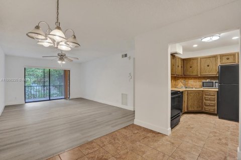 Condo in Oakland Park, Florida, 2 bedrooms № 1965784 - photo 1