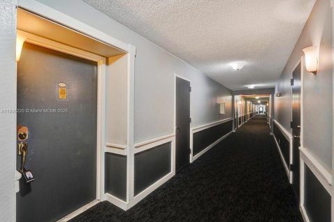 Condo in Oakland Park, Florida, 2 bedrooms № 1965784 - photo 18