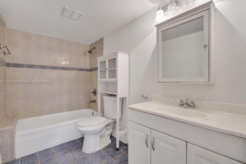 Condo in Oakland Park, Florida, 2 bedrooms № 1965784 - photo 10