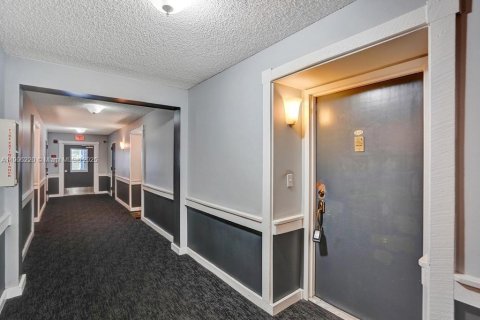 Condo in Oakland Park, Florida, 2 bedrooms № 1965784 - photo 19