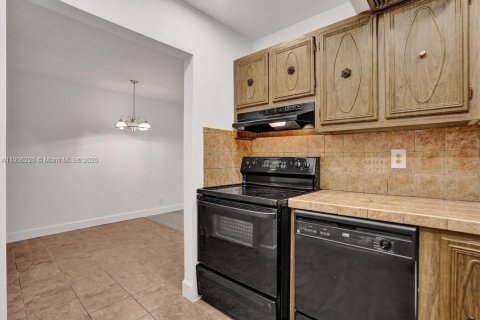 Condo in Oakland Park, Florida, 2 bedrooms № 1965784 - photo 4