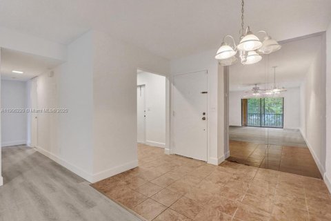 Condo in Oakland Park, Florida, 2 bedrooms № 1965784 - photo 13