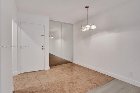 Condo in Oakland Park, Florida, 2 bedrooms № 1965784 - photo 12