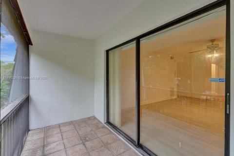Condo in Oakland Park, Florida, 2 bedrooms № 1965784 - photo 16