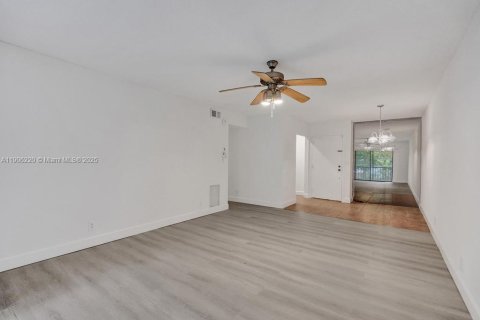 Condo in Oakland Park, Florida, 2 bedrooms № 1965784 - photo 11
