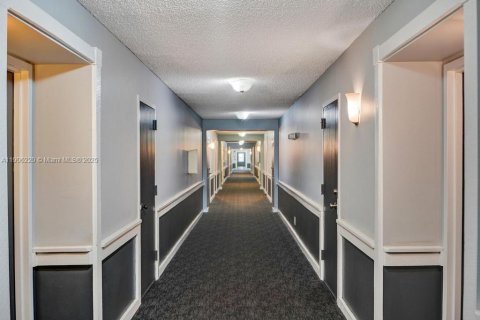 Condo in Oakland Park, Florida, 2 bedrooms № 1965784 - photo 20