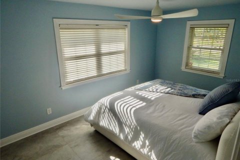 House in Port Richey, Florida 4 bedrooms, 341.14 sq.m. № 2210038 - photo 20