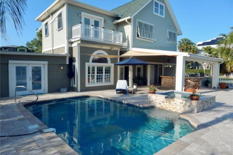 House in Port Richey, Florida 4 bedrooms, 341.14 sq.m. № 2210038 - photo 3