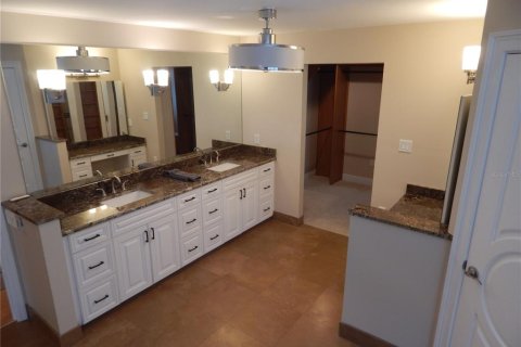 House in Port Richey, Florida 4 bedrooms, 341.14 sq.m. № 2210038 - photo 13