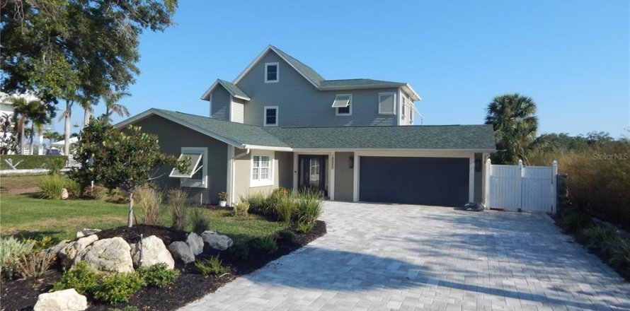 House in Port Richey, Florida 4 bedrooms, 341.14 sq.m. № 2210038