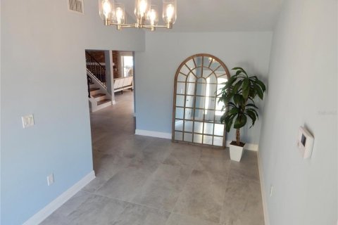 House in Port Richey, Florida 4 bedrooms, 341.14 sq.m. № 2210038 - photo 5