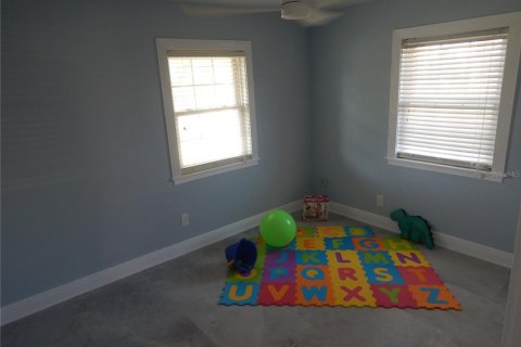 House in Port Richey, Florida 4 bedrooms, 341.14 sq.m. № 2210038 - photo 19