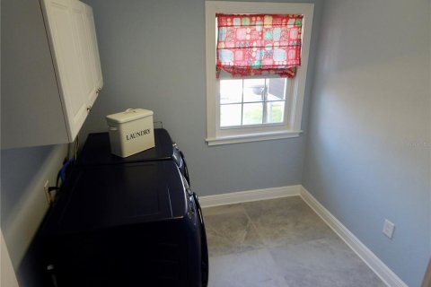 House in Port Richey, Florida 4 bedrooms, 341.14 sq.m. № 2210038 - photo 22