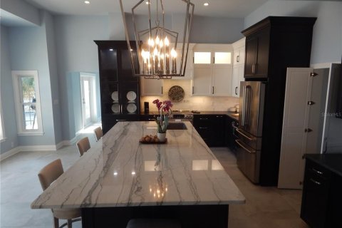 House in Port Richey, Florida 4 bedrooms, 341.14 sq.m. № 2210038 - photo 7