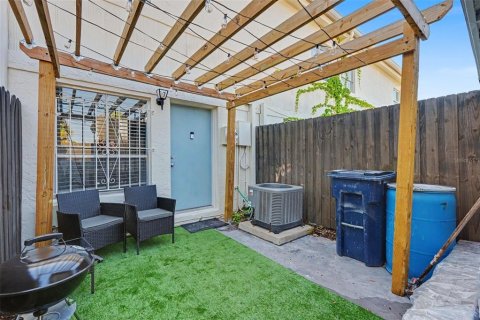 Townhouse in Tampa, Florida 2 bedrooms, 96.99 sq.m. № 2237971 - photo 25