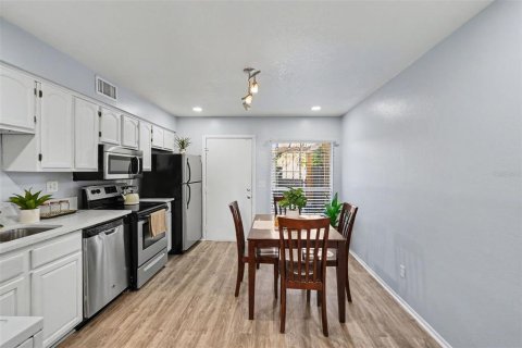 Townhouse in Tampa, Florida 2 bedrooms, 96.99 sq.m. № 2237971 - photo 10