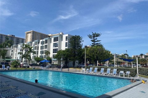 Copropriété à louer à Sunny Isles Beach, Floride: 2 chambres, 71.26 m2 № 2056819 - photo 6