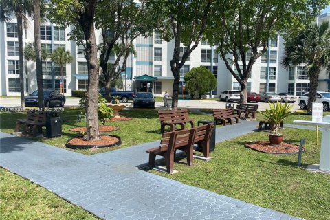 Copropriété à louer à Sunny Isles Beach, Floride: 2 chambres, 71.26 m2 № 2056819 - photo 4