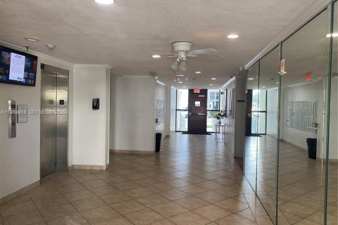 Copropriété à louer à Sunny Isles Beach, Floride: 2 chambres, 71.26 m2 № 2056819 - photo 9