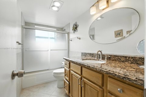 Condo in West Palm Beach, Florida, 2 bedrooms  № 1889528 - photo 2