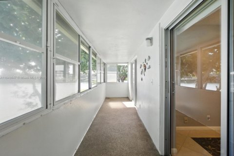 Condo in West Palm Beach, Florida, 2 bedrooms  № 1889528 - photo 10