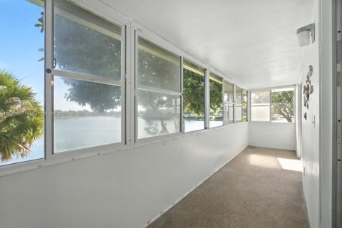 Condo in West Palm Beach, Florida, 2 bedrooms  № 1889528 - photo 11