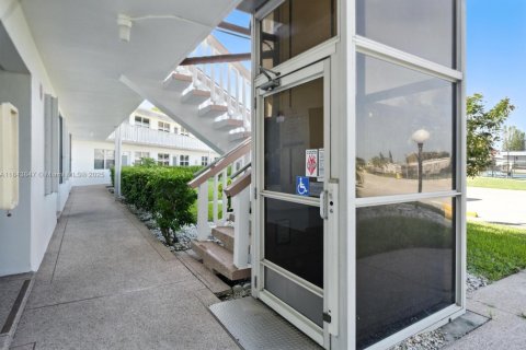 Condo in West Palm Beach, Florida, 2 bedrooms  № 1889528 - photo 14