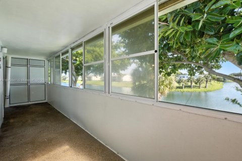 Condo in West Palm Beach, Florida, 2 bedrooms  № 1889528 - photo 12