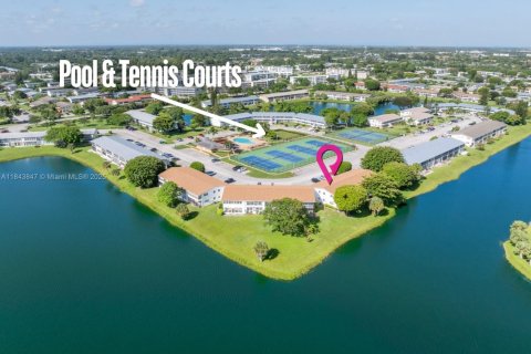Condo in West Palm Beach, Florida, 2 bedrooms  № 1889528 - photo 16