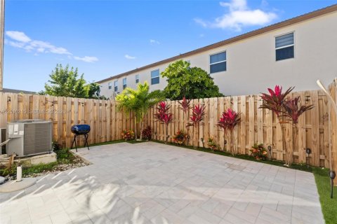 Townhouse in Miami, Florida 3 bedrooms, 157.47 sq.m. № 2075234 - photo 19