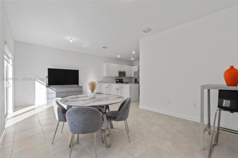 Townhouse in Miami, Florida 3 bedrooms, 157.47 sq.m. № 2075234 - photo 18